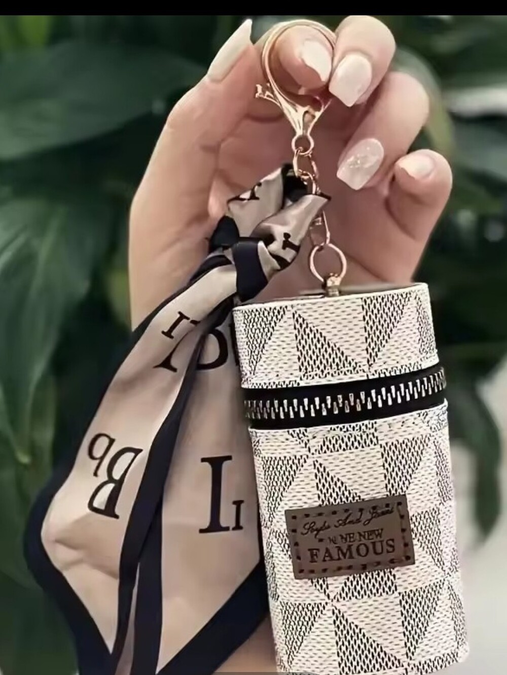 1 Mini Retro Coin Purse Keychain. - Picture 3 of 5